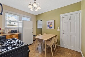 Kühlschrank, Mikrowelle, Ofen, Geschirrspüler