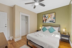 4 bedrooms, memory foam beds, iron/ironing board, WiFi - Cozy Large House close to TUFTS/Harvard/MIT 4BR (Medford)