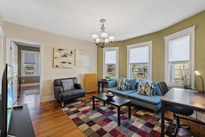 TV - Cozy Large House close to TUFTS/Harvard/MIT 4BR (Medford)