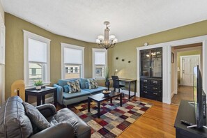 TV - Cozy Large House close to TUFTS/Harvard/MIT 4BR (Medford)