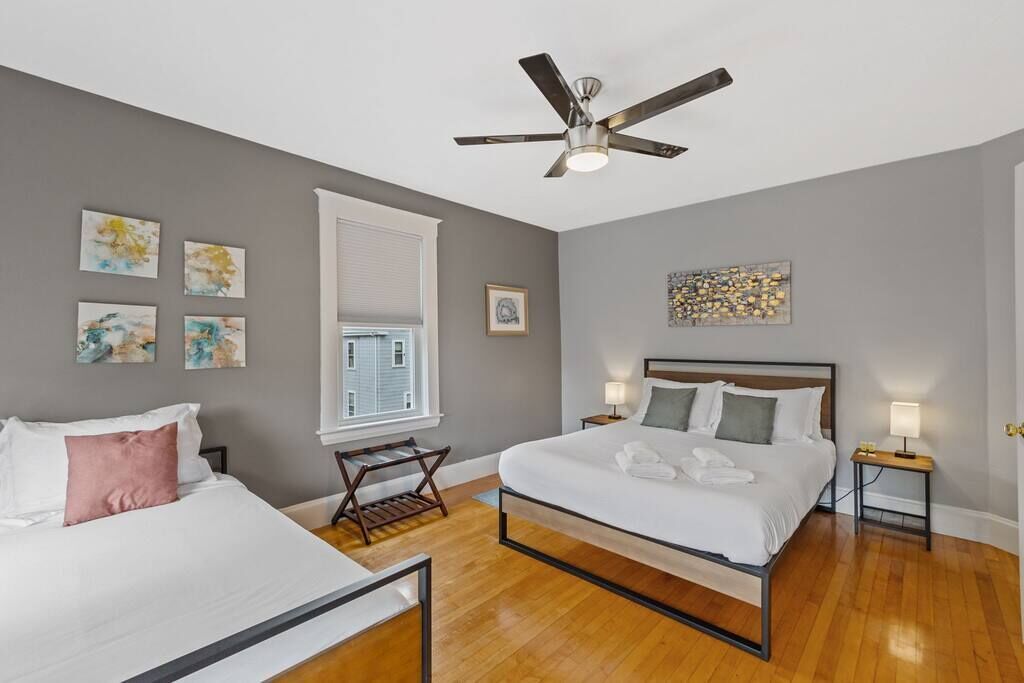 4 bedrooms, iron/ironing board, WiFi, bed sheets