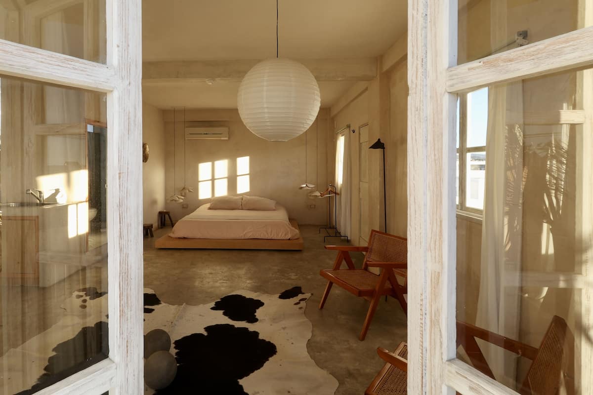 Design suite, 1 kingsize bed, toegang tot zwembad, uitzicht op zee | 1 slaapkamer, bedden met traagschuimmatras, individueel gedecoreerd