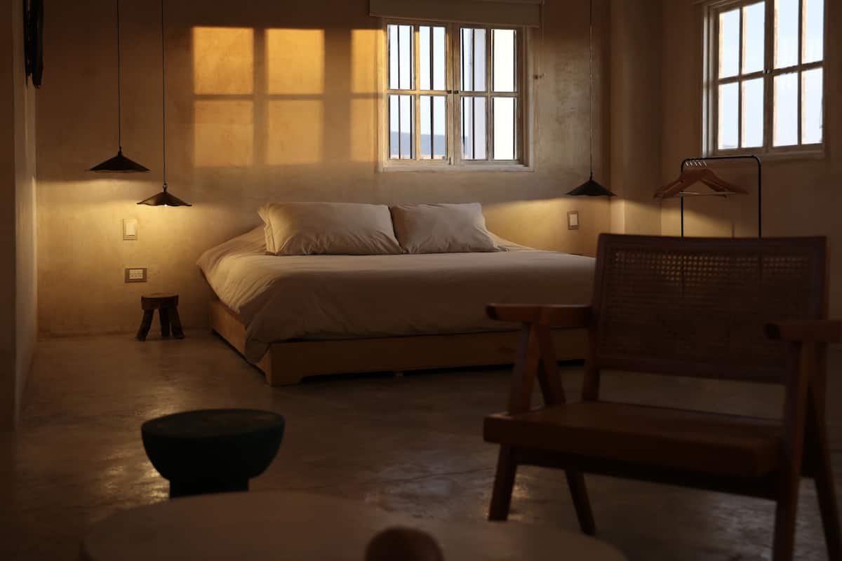Design suite, 1 kingsize bed met slaapbank, toegang tot zwembad, gedeeltelijk uitzicht op zee | 1 slaapkamer, bedden met traagschuimmatras, individueel gedecoreerd