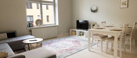 Comfort-íbúð | Stofa | 36-tommu sjónvarp með kapalrásum