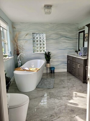 Combined shower/bathtub, hair dryer, towels, soap - Breakwater...Oceanfront Executive Home w/hot tub overlooking Bay of Fundy (Saint John)
