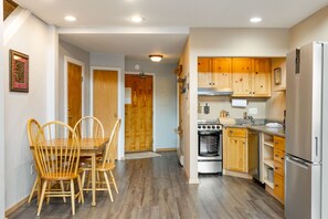 Fridge, microwave, oven, stovetop - Spacious Condo/Mountain Views/Great Amenities (Keystone)