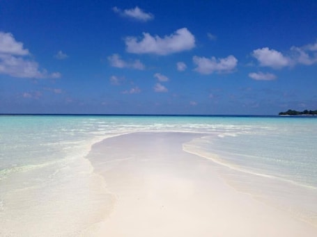 Playa privada en los alrededores, arena blanca, sombrillas