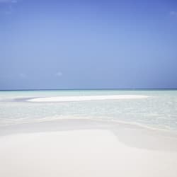 Playa privada en los alrededores, arena blanca, sombrillas