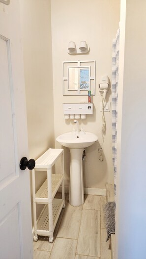 Shower, hair dryer, towels