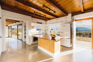 ثلاجة، ميكروويف، فرن، موقد طهي مسطح