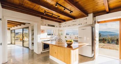 The Mallow House Secluded Mid-Century Ranch with Desert Views near Joshua Tree