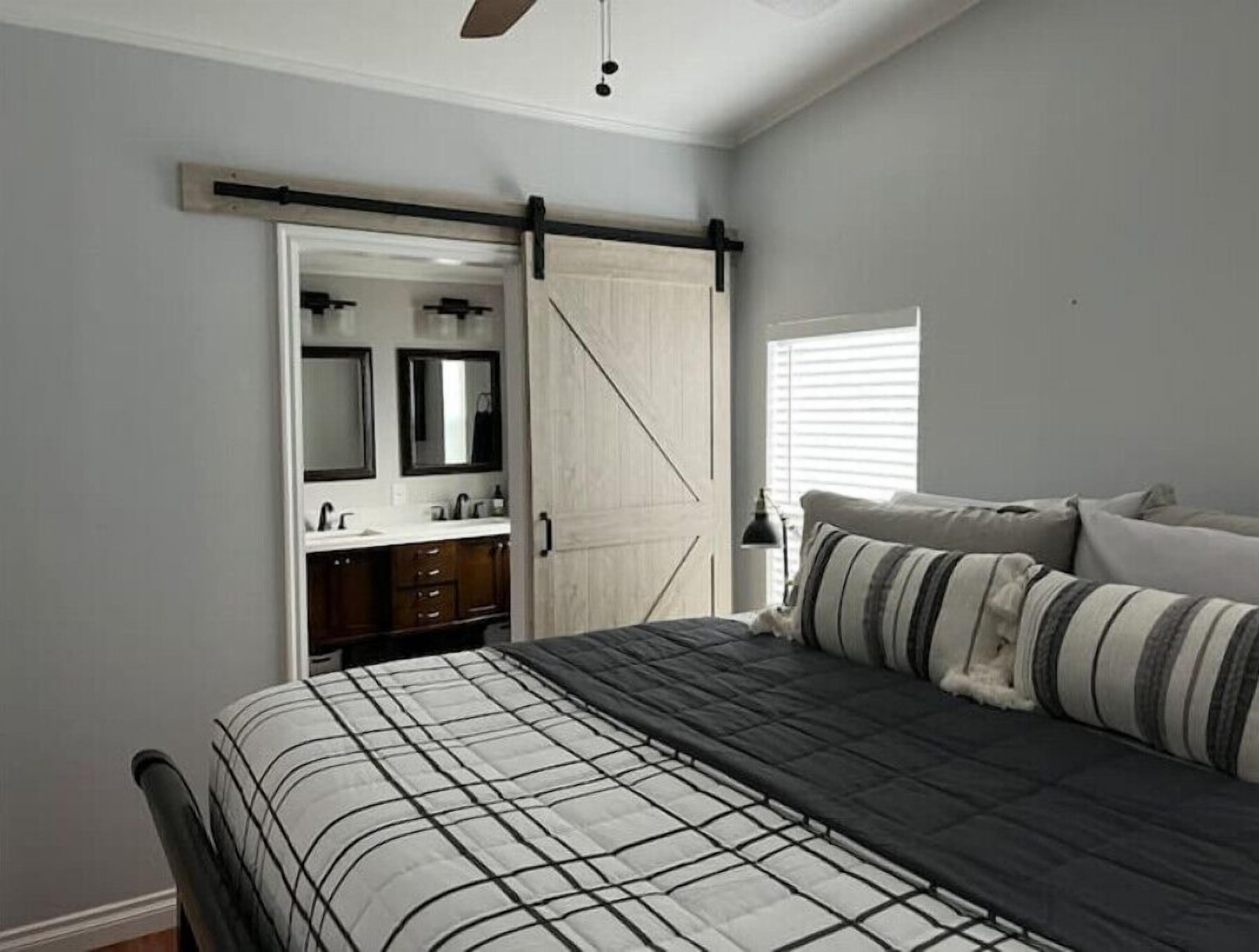 3 habitaciones, escritorio y tabla de planchar con plancha 