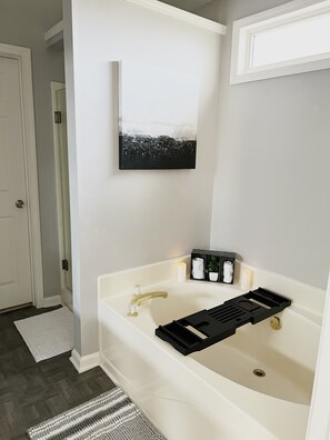 Combined shower/bathtub