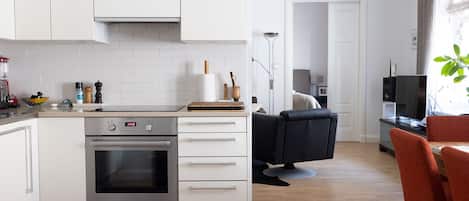 Apartamento Deluxe | Cocina privada | Frigorífico, microondas, horno y placa de cocina