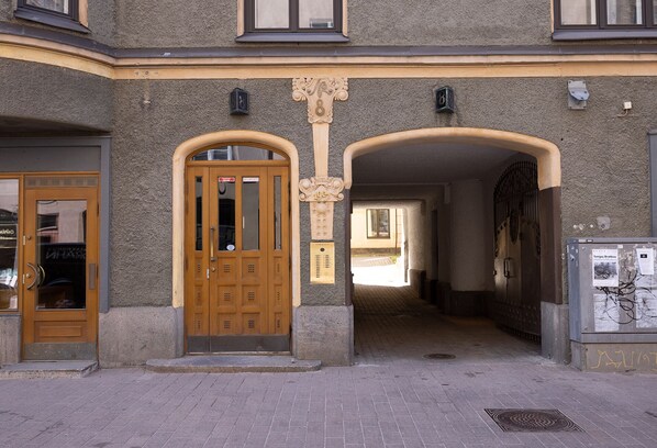 Property entrance - 2ndhomes Beautiful 94m2 2BR Home w Sauna (Helsinki)