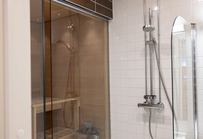 Appartement Deluxe | Salle de bain | Douche, séchoir à cheveux, serviettes fournies, savon