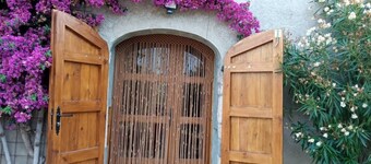 Charming farmhouse, surrounded by vineyards and with a private pool in the middle of nature