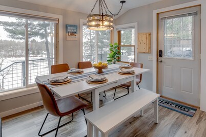 The Peaceful Nest Lakefront/ Beach/dock/ firepit/Pontoon rental/ pet friendly