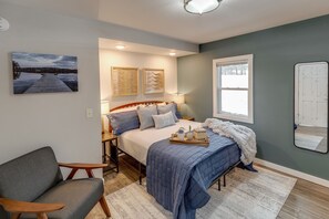 3 bedrooms, desk, iron/ironing board, travel crib