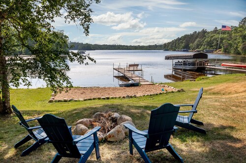 The Peaceful Nest Lakefront/ Beach/dock/ firepit/Pontoon rental/ pet friendly