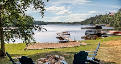 The Peaceful Nest Lakefront/ Beach/dock/ firepit/Pontoon rental/ pet friendly