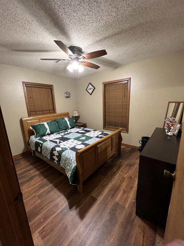 3 bedrooms, desk, iron/ironing board, free WiFi