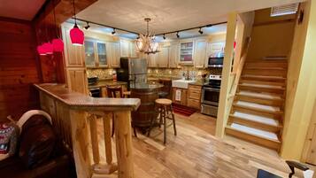 Kjøleskap, mikrobølgeovn, ovn og kokeplater