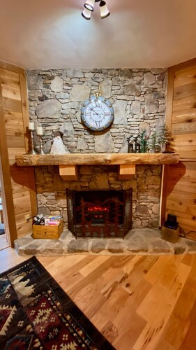 Cozy Mountain Getaway w/Hot Tub at Seven Springs Resort
