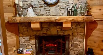Cozy Mountain Getaway w/Hot Tub at Seven Springs Resort