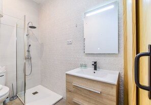Douche, sĂšche-cheveux, serviettes fournies