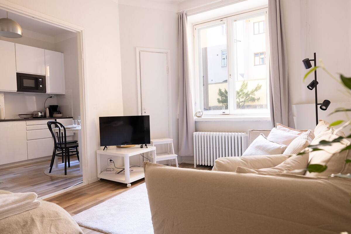 Comfort Studio | Living area | 32-inch TV with cable channels