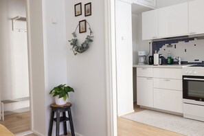 Estudio Confort | Cocina privada | Refrigerador, microondas, horno y parrilla de estufa