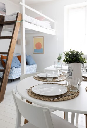 Comfort Studio | In-room dining - 2ndhomes Fabianinkatu Apartments (Helsinki)
