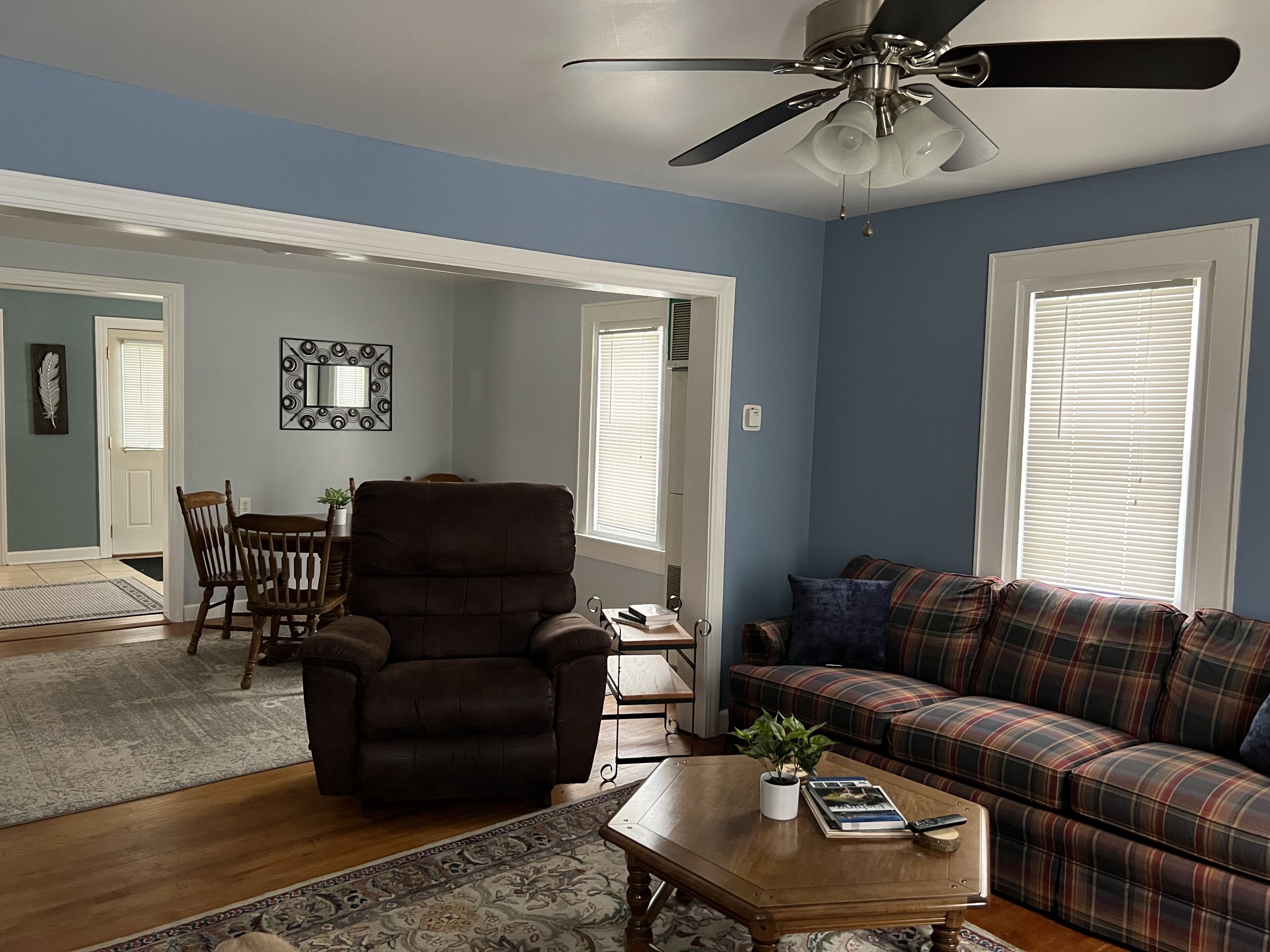 TV connectée, livres, écrans d'ordinateur