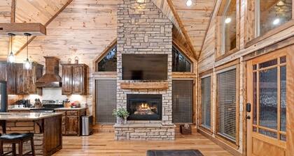 Just Chillin' - Romantic Luxury, Arcade, Outdoor Amenities, Hot Tub