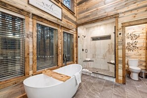 Badewanne, Haartrockner, Handtücher, Seife