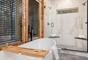 Baignoire, sèche-cheveux, serviettes fournies, savon