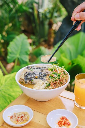 Frokost med lokale retter er inkludert hver dag