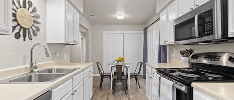 Refrigerador, microondas, horno y parrilla de estufa