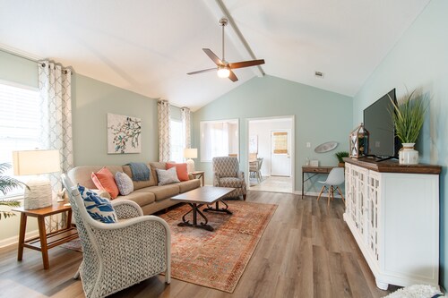 King Bed & RECLINER! Sleeps 8, Close to Moody AFB/Freedom Park & Pet Friendly!