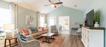 King Bed & RECLINER! Sleeps 8, Close to Moody AFB/Freedom Park & Pet Friendly!