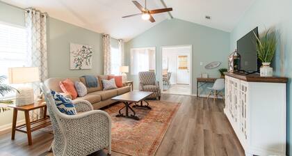 King Bed & RECLINER! Sleeps 8, Close to Moody AFB/Freedom Park & Pet Friendly!