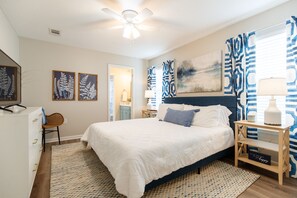 3 室のベッドルーム、デスク、アイロン / アイロン台、旅行用ベビーベッド