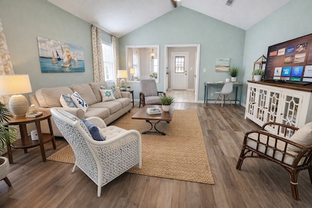 Smart TV, books. King Bed & RECLINER! Sleeps 8, Close to Moody AFB/Freedom Park & Pet Friendly!