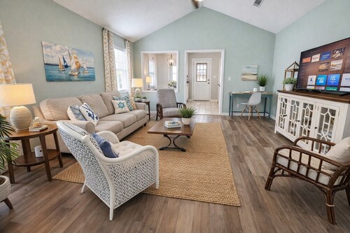 King Bed & RECLINER! Sleeps 8, Close to Moody AFB/Freedom Park & Pet Friendly!