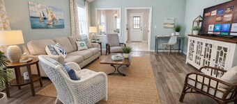 King Bed & RECLINER! Sleeps 8, Close to Moody AFB/Freedom Park & Pet Friendly!