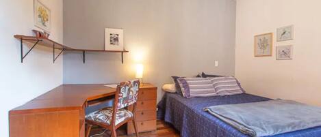 2 soverom, skrivebord, strykejern/-brett og sengetøy