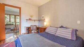 2 bedrooms, desk, iron/ironing board, bed sheets