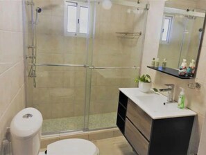 Tina con regadera, jabón, papel de baño 