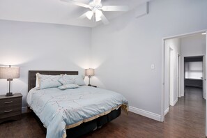 3 makuuhuonetta, työpöytä, silitysrauta/-lauta, ilmainen Wi-Fi